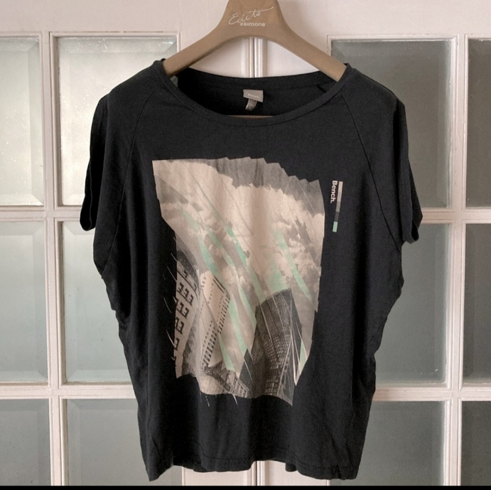 Bench size med shirt